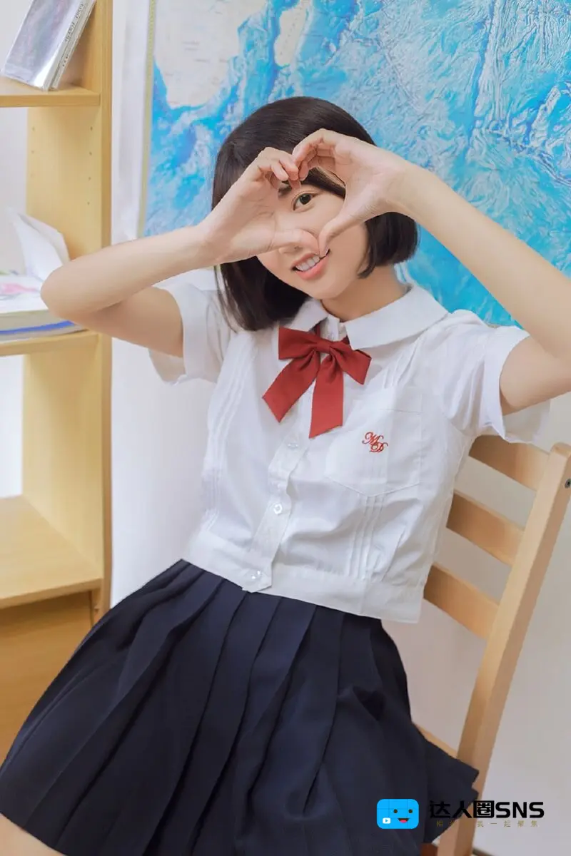 穿JK制服的美女学生妹齐肩短发清纯写真图片 穿JK制服的美女学生妹齐肩短发清纯写真图片
