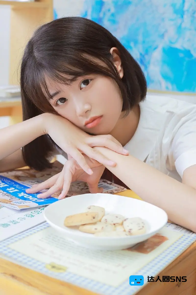 穿JK制服的美女学生妹齐肩短发清纯写真图片 穿JK制服的美女学生妹齐肩短发清纯写真图片