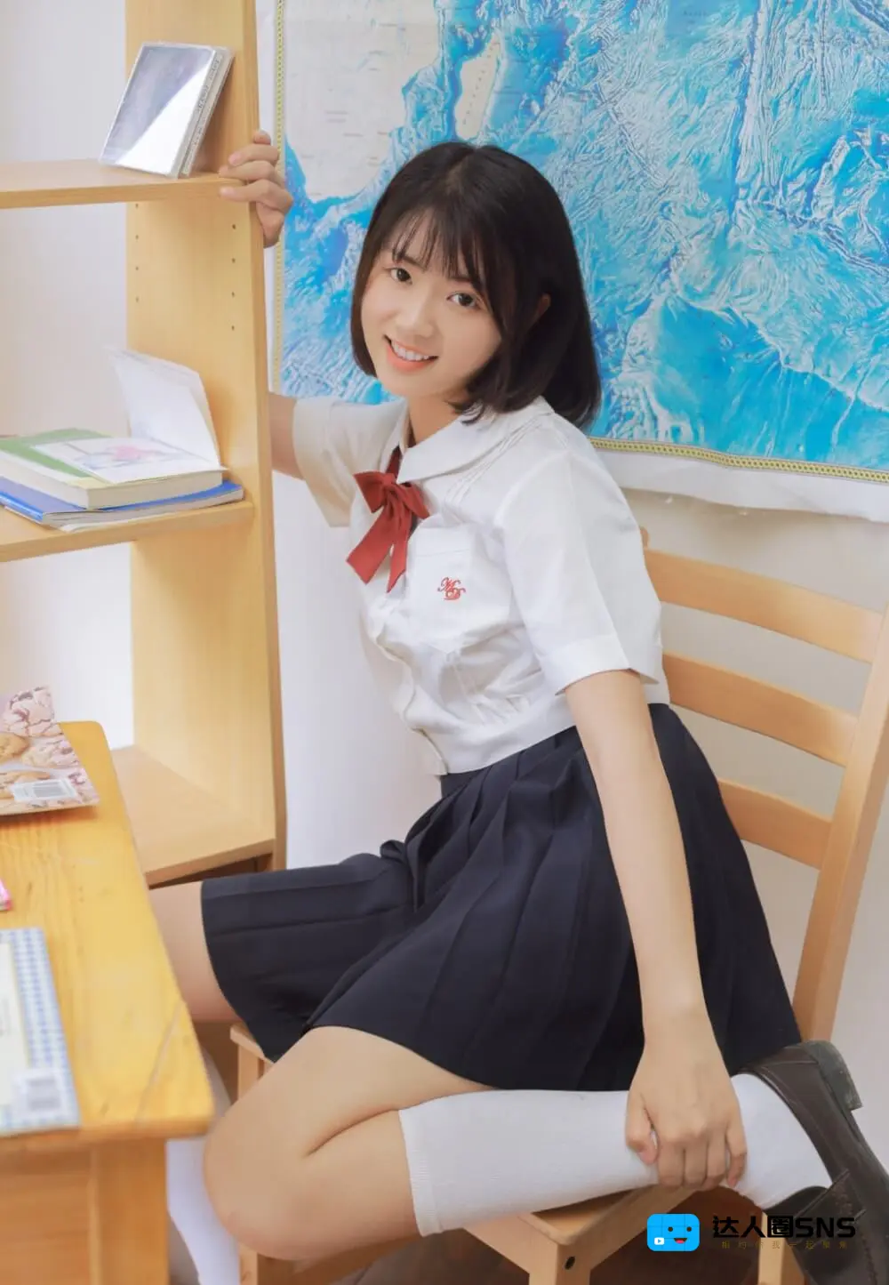 穿JK制服的美女学生妹齐肩短发清纯写真图片 穿JK制服的美女学生妹齐肩短发清纯写真图片