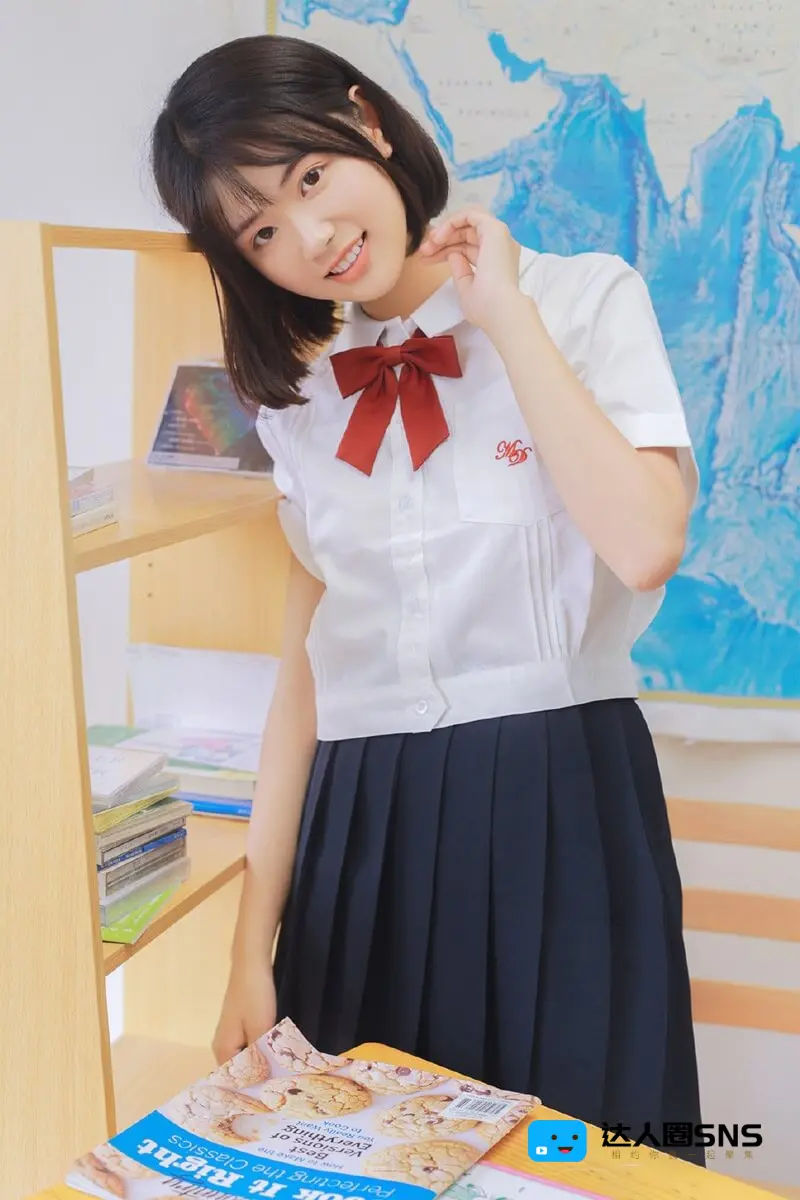 穿JK制服的美女学生妹齐肩短发清纯写真图片 穿JK制服的美女学生妹齐肩短发清纯写真图片
