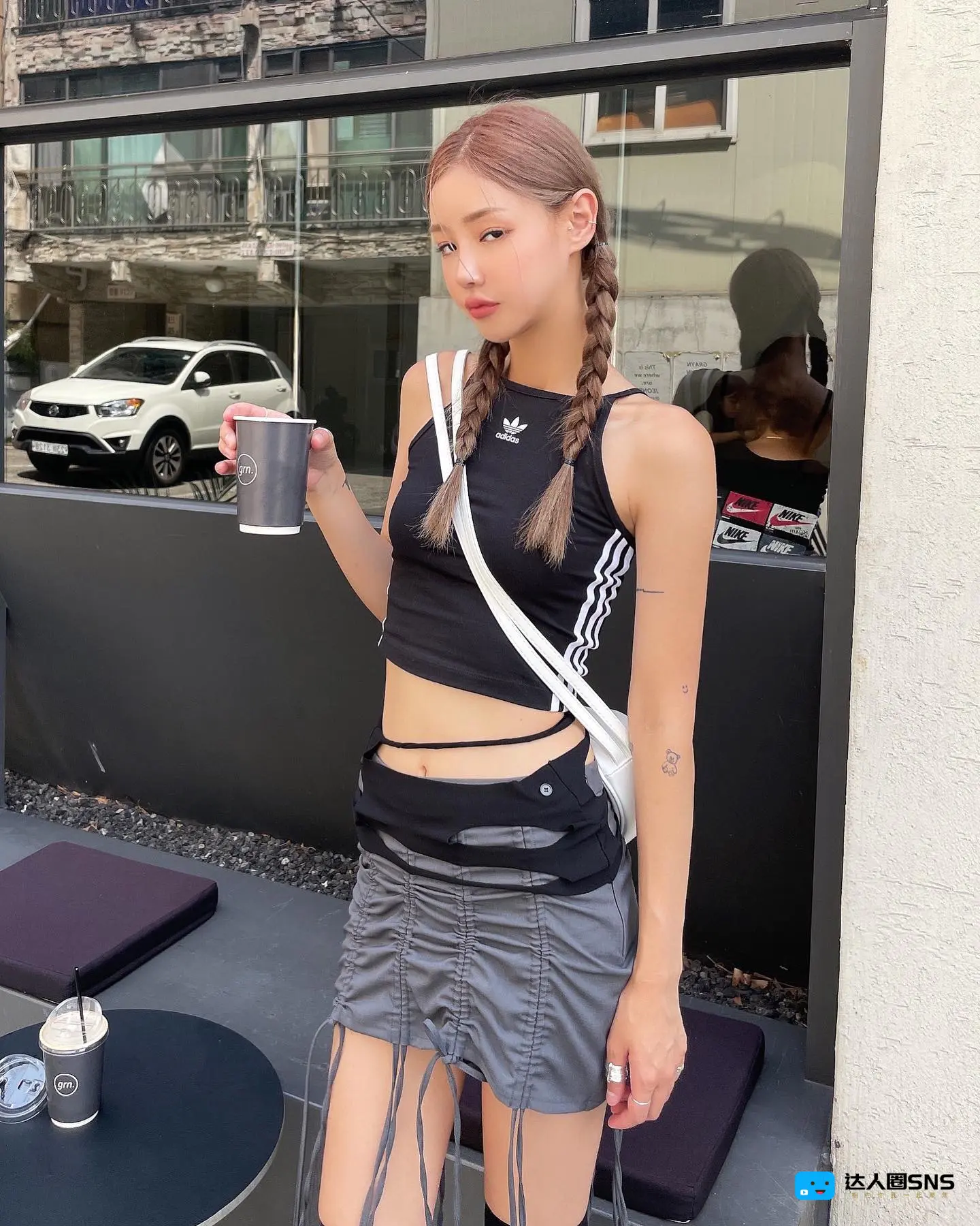 局部缕空再搭配绑带,今年夏天破洞装才够辣 局部缕空再搭配绑带,今年夏天破洞装才够辣