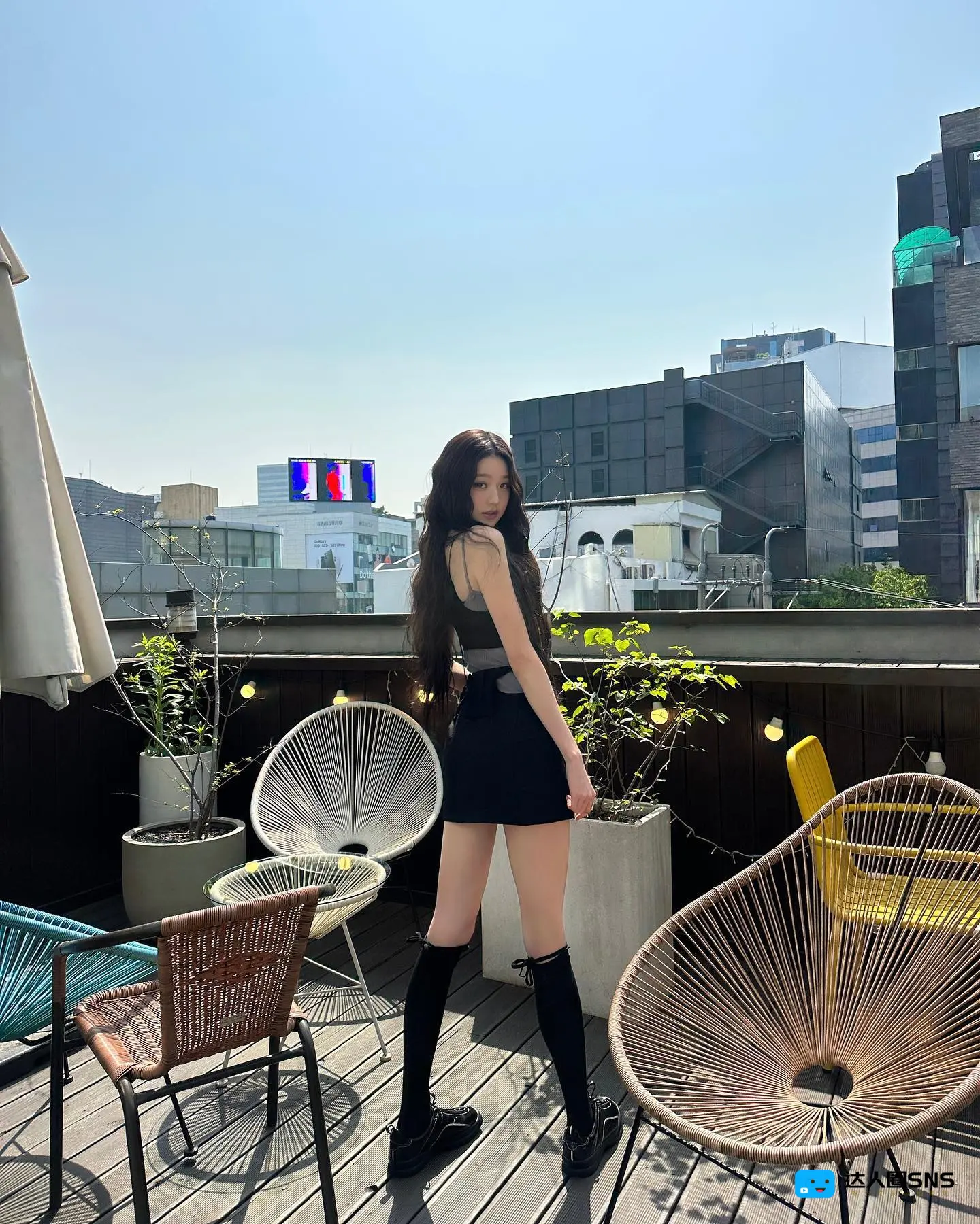 局部缕空再搭配绑带,今年夏天破洞装才够辣 局部缕空再搭配绑带,今年夏天破洞装才够辣