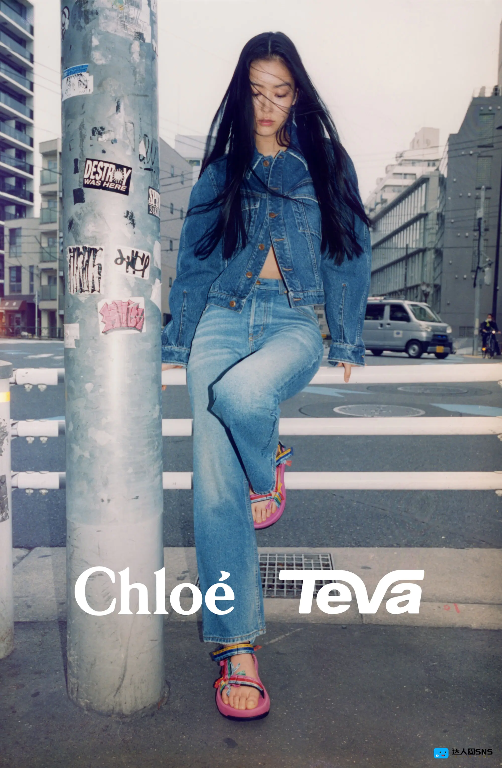 今年夏天就穿这双!Chloé携手Teva推出联名系列 今年夏天就穿这双!Chloé携手Teva推出联名系列