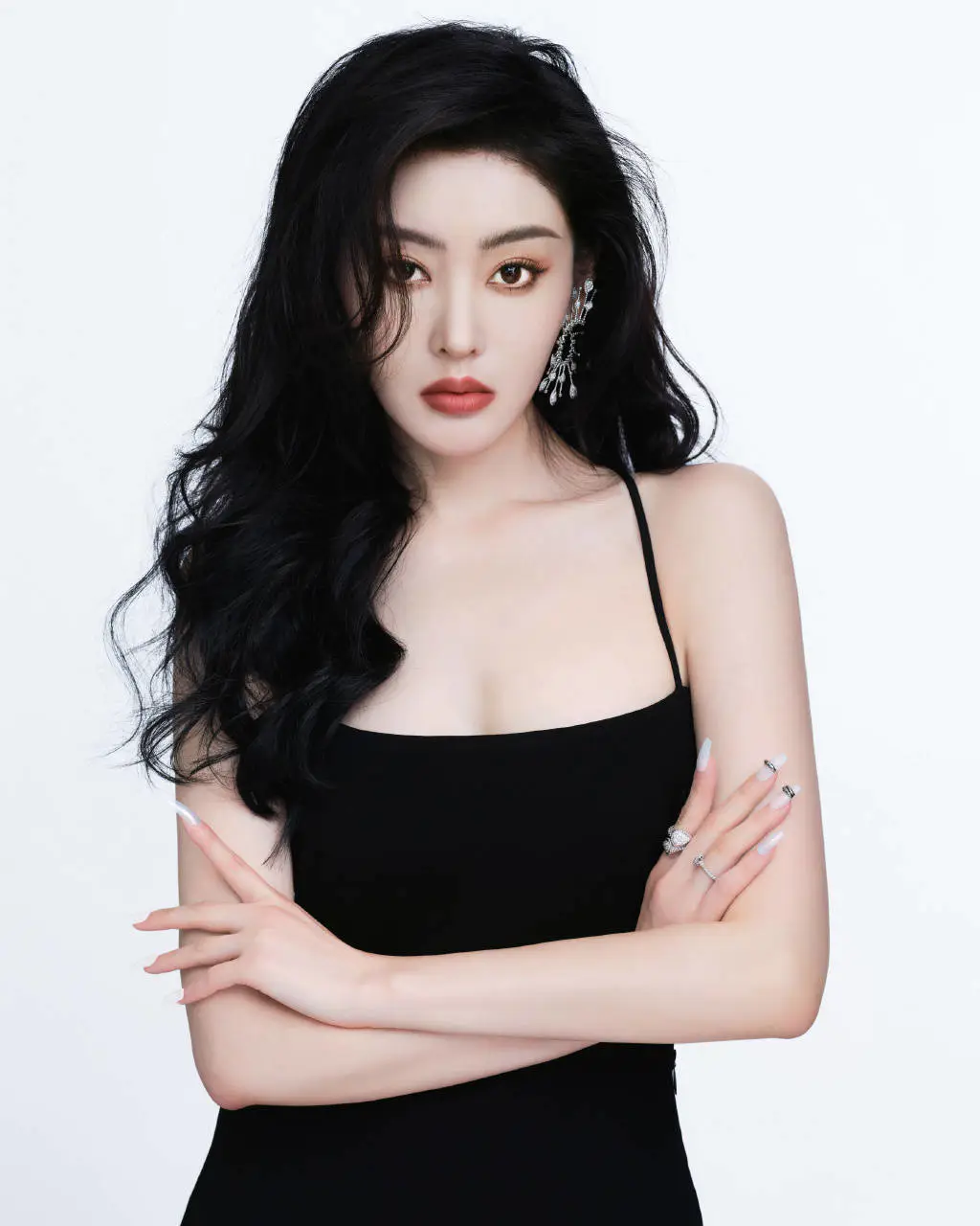 张天爱穿吊带露背长裙,肤白貌美超级妩媚动人 张天爱穿吊带露背长裙,肤白貌美超级妩媚动人