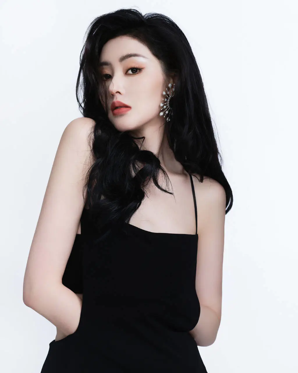 张天爱穿吊带露背长裙,肤白貌美超级妩媚动人 张天爱穿吊带露背长裙,肤白貌美超级妩媚动人