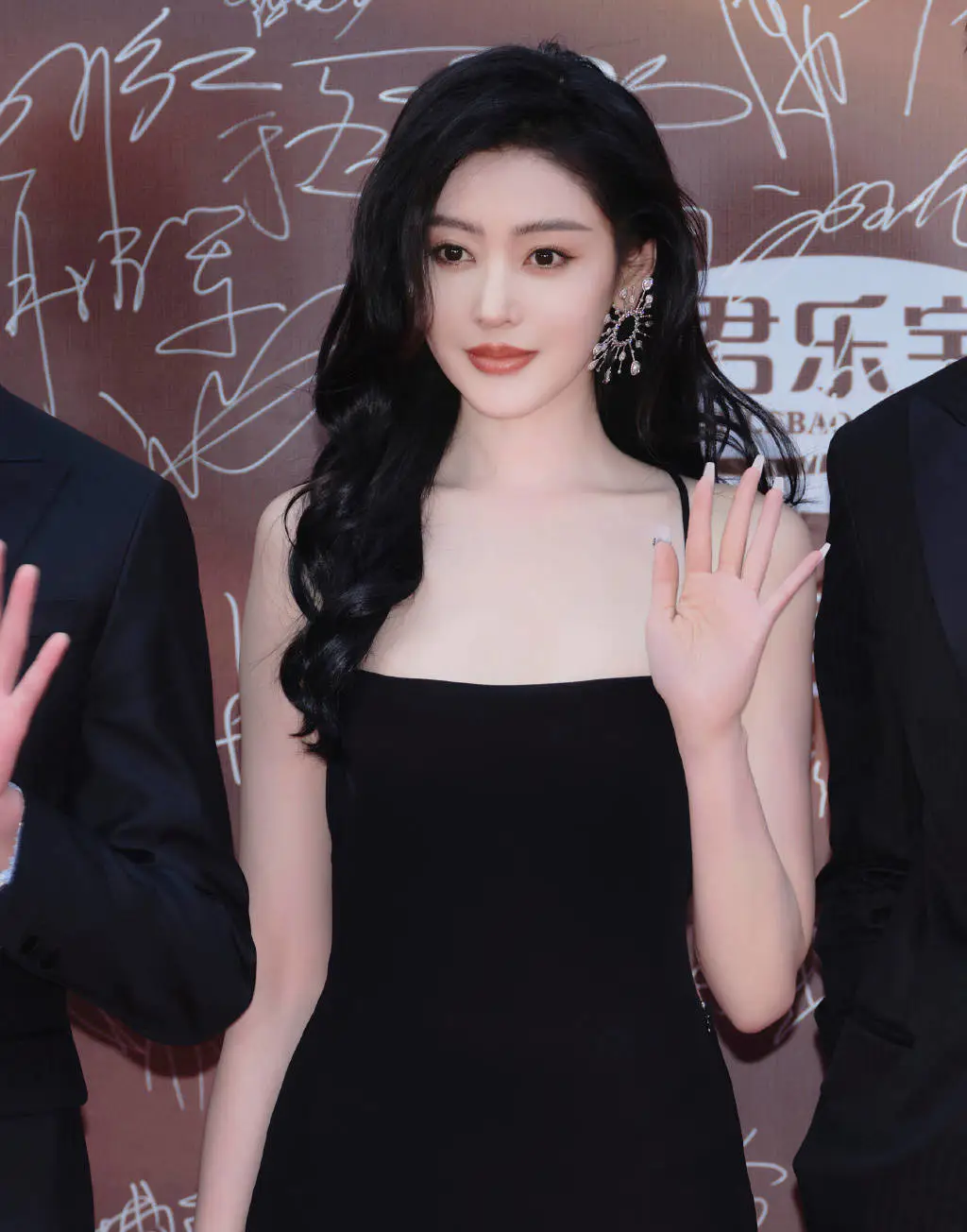 张天爱穿吊带露背长裙,肤白貌美超级妩媚动人 张天爱穿吊带露背长裙,肤白貌美超级妩媚动人