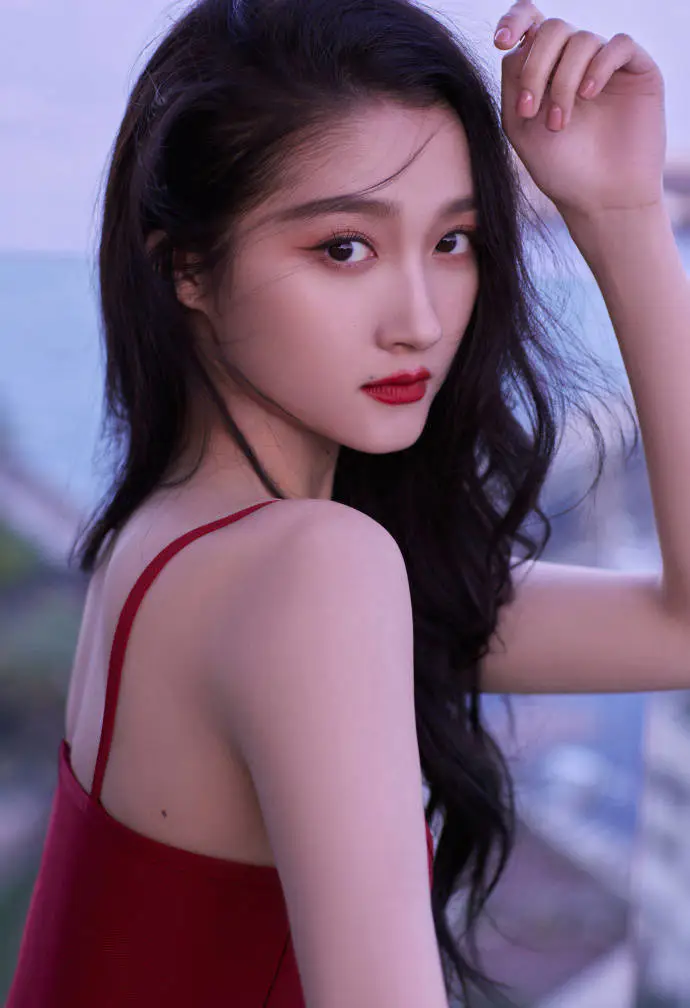 关晓彤穿吊带红裙身材曼妙!五官精致大长腿性感迷人 关晓彤穿吊带红裙身材曼妙!五官精致大长腿性感迷人