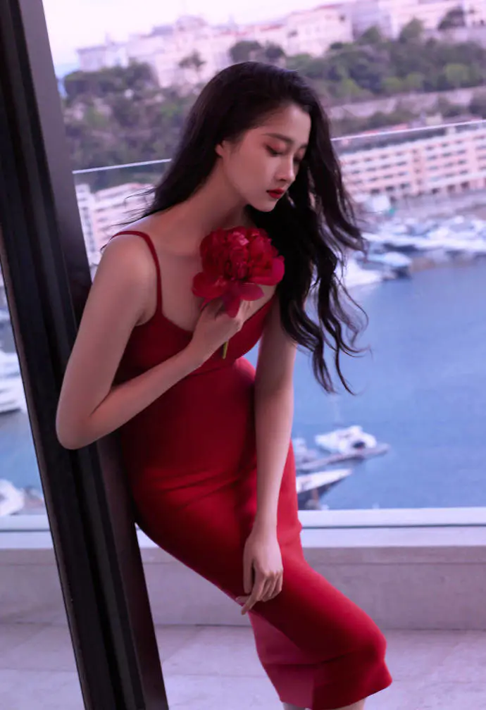 关晓彤穿吊带红裙身材曼妙!五官精致大长腿性感迷人 关晓彤穿吊带红裙身材曼妙!五官精致大长腿性感迷人
