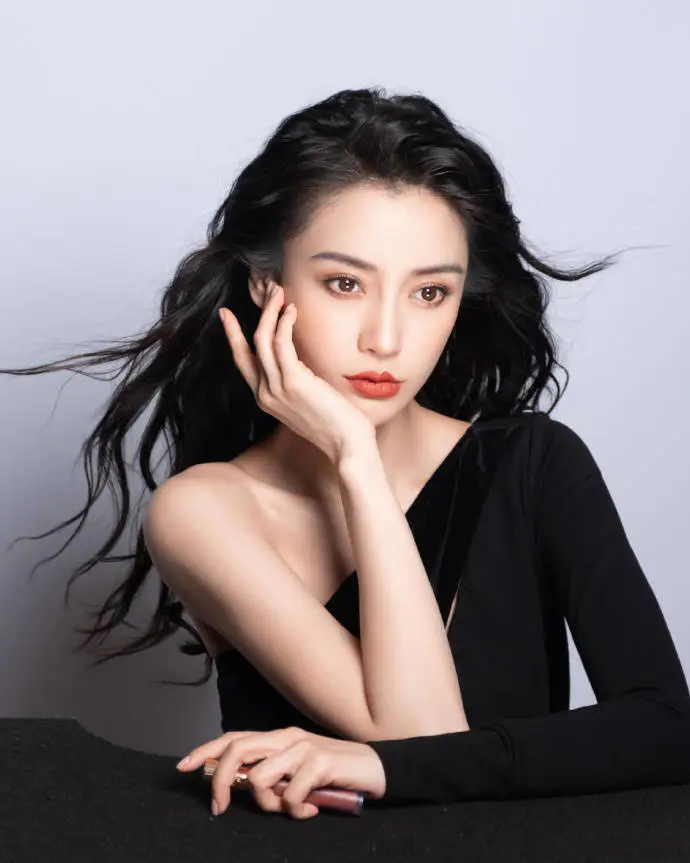 杨颖穿露斜肩黑裙拍时尚照片,笑容妩媚美得令人心动 杨颖穿露斜肩黑裙拍时尚照片,笑容妩媚美得令人心动