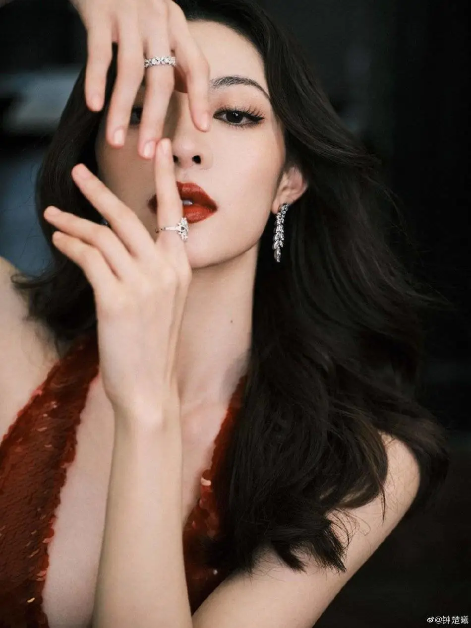 钟楚曦穿红色亮片裙露事业线!成熟妩媚烈焰红唇太性感 钟楚曦穿红色亮片裙露事业线!成熟妩媚烈焰红唇太性感