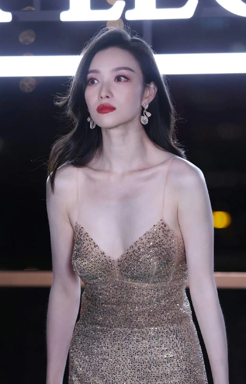 倪妮穿金色亮片吊带裙大秀事业线!魔鬼身材性感火辣 倪妮穿金色亮片吊带裙大秀事业线!魔鬼身材性感火辣