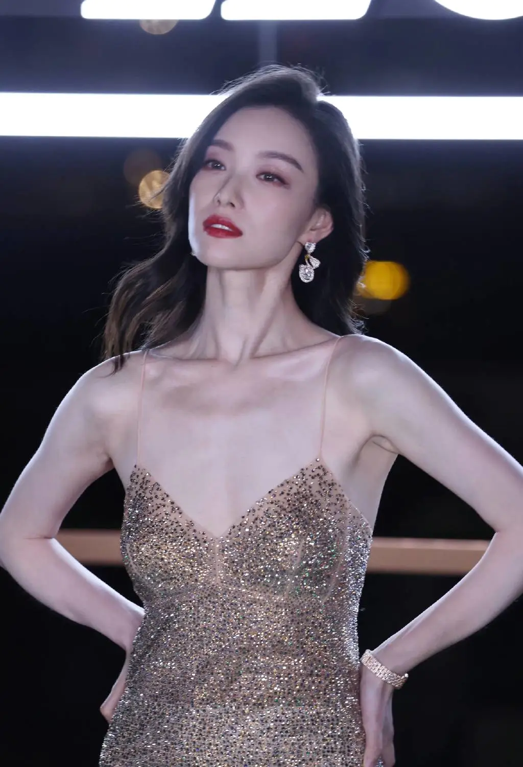 倪妮穿金色亮片吊带裙大秀事业线!魔鬼身材性感火辣 倪妮穿金色亮片吊带裙大秀事业线!魔鬼身材性感火辣