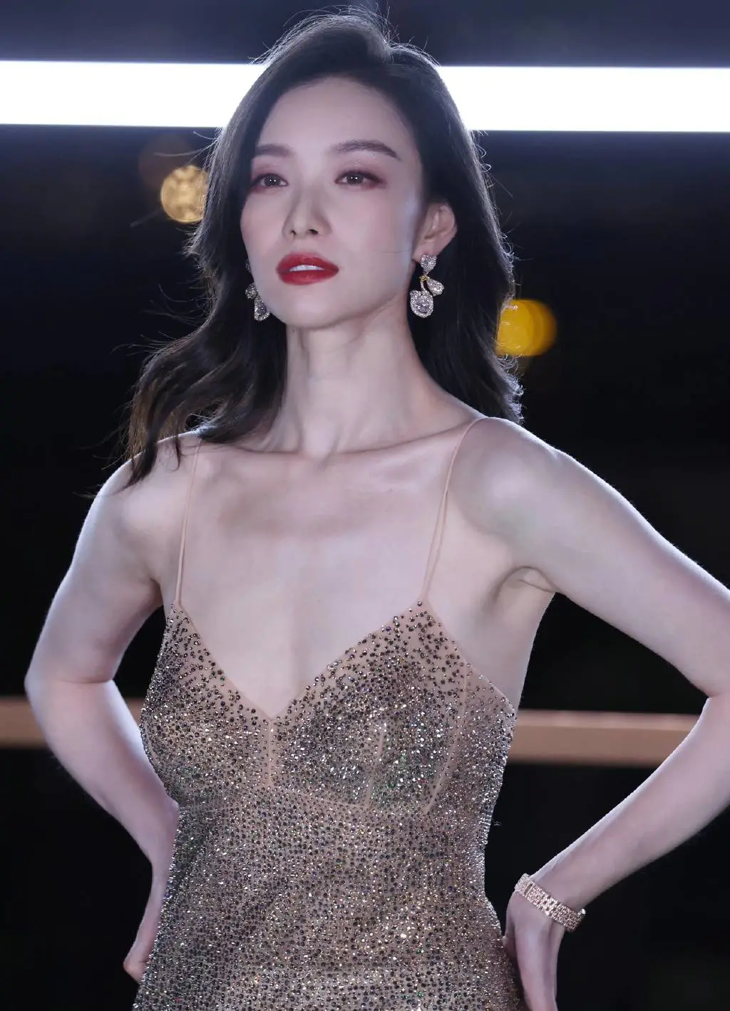 倪妮穿金色亮片吊带裙大秀事业线!魔鬼身材性感火辣 倪妮穿金色亮片吊带裙大秀事业线!魔鬼身材性感火辣