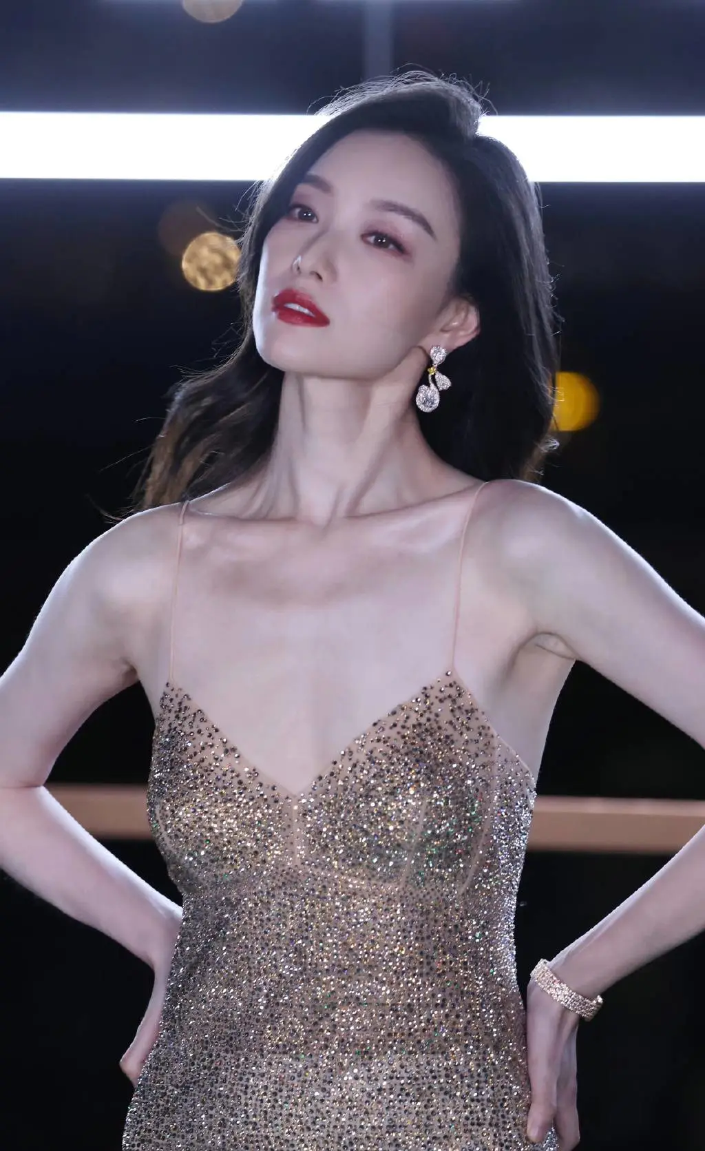 倪妮穿金色亮片吊带裙大秀事业线!魔鬼身材性感火辣 倪妮穿金色亮片吊带裙大秀事业线!魔鬼身材性感火辣