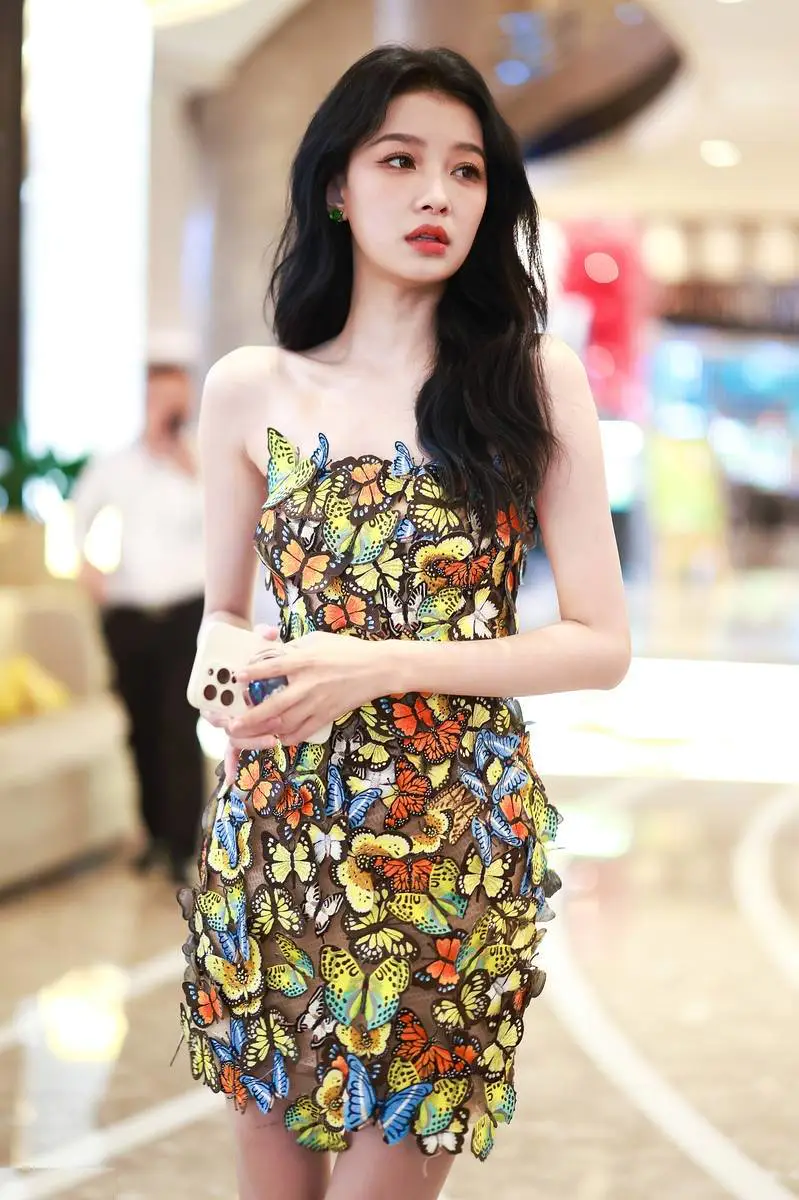 孙怡身穿蝴蝶抹胸裙香肩微露!明艳甜美女人味十足 孙怡身穿蝴蝶抹胸裙香肩微露!明艳甜美女人味十足