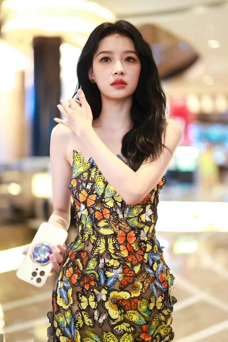 孙怡身穿蝴蝶抹胸裙香肩微露!明艳甜美女人味十足 孙怡身穿蝴蝶抹胸裙香肩微露!明艳甜美女人味十足