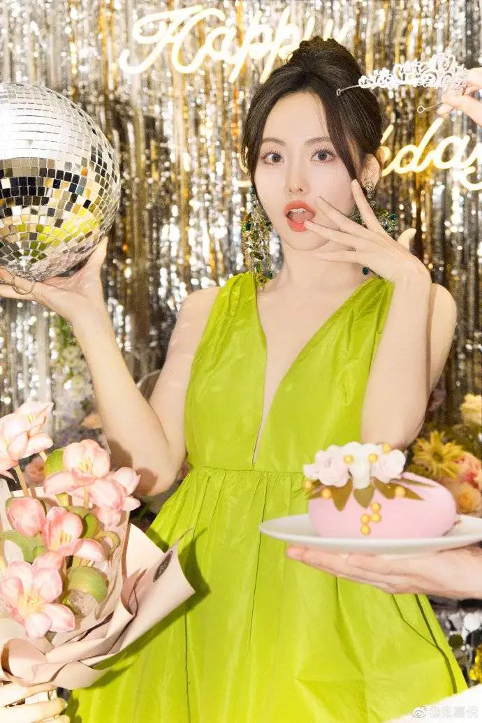 张嘉倪穿绿色深V长裙超靓丽!身材曼妙美呆了 张嘉倪穿绿色深V长裙超靓丽!身材曼妙美呆了