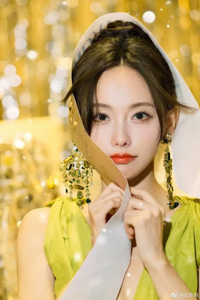 张嘉倪穿绿色深V长裙超靓丽!身材曼妙美呆了 张嘉倪穿绿色深V长裙超靓丽!身材曼妙美呆了