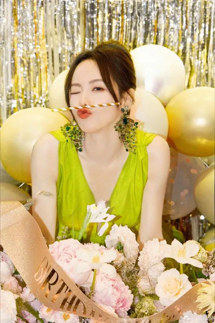 张嘉倪穿绿色深V长裙超靓丽!身材曼妙美呆了 张嘉倪穿绿色深V长裙超靓丽!身材曼妙美呆了