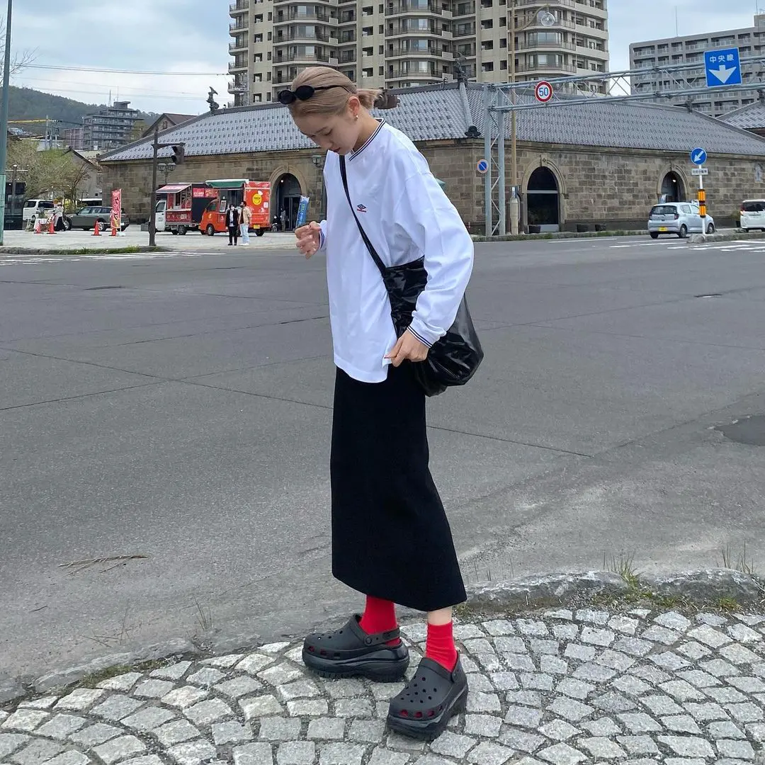 曾被骂穿起来太丑是时尚的灾难,现在Crocs“洞洞鞋”又满街跑了 曾被骂穿起来太丑是时尚的灾难,现在Crocs“洞洞鞋”又满街跑了