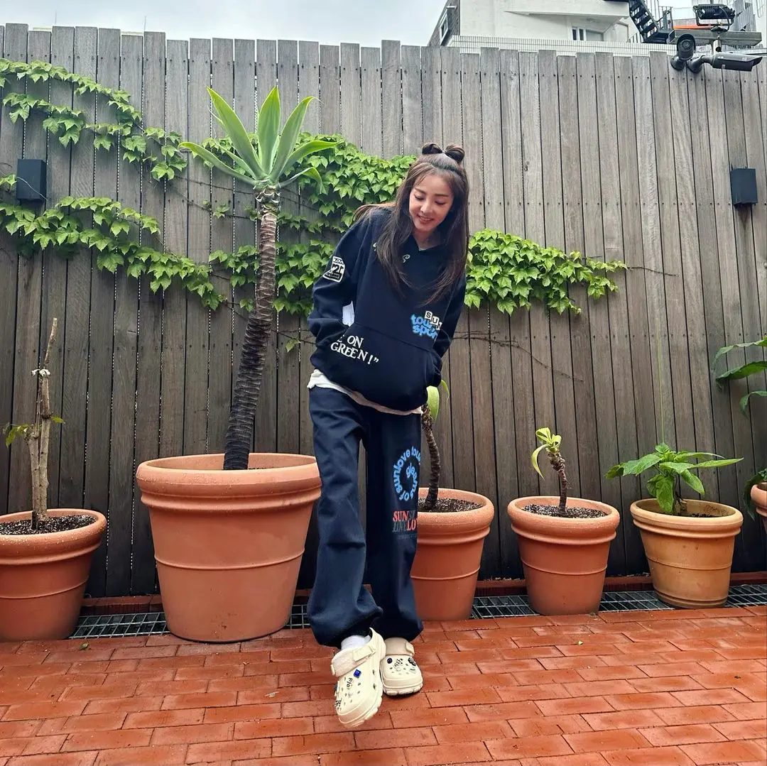曾被骂穿起来太丑是时尚的灾难,现在Crocs“洞洞鞋”又满街跑了 曾被骂穿起来太丑是时尚的灾难,现在Crocs“洞洞鞋”又满街跑了