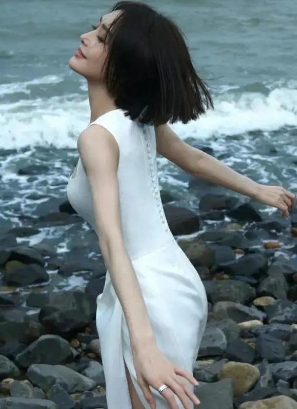 秦岚身材引热议“天选之臀”夺人眼球,前凸后翘简直无敌 秦岚身材引热议“天选之臀”夺人眼球,前凸后翘简直无敌