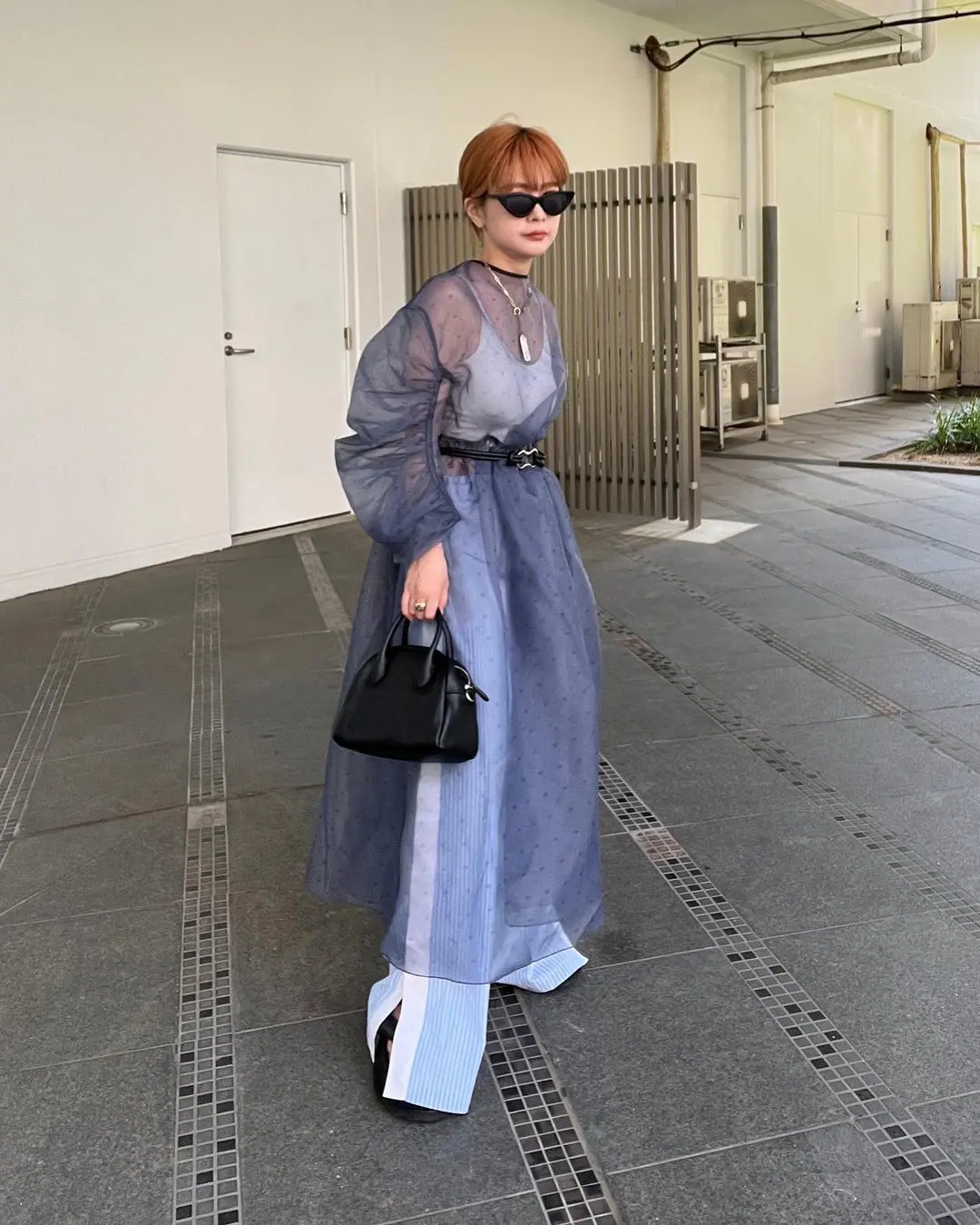 为衣服套上一件网纱罩衫,日本女生都喜爱这样叠穿 为衣服套上一件网纱罩衫,日本女生都喜爱这样叠穿