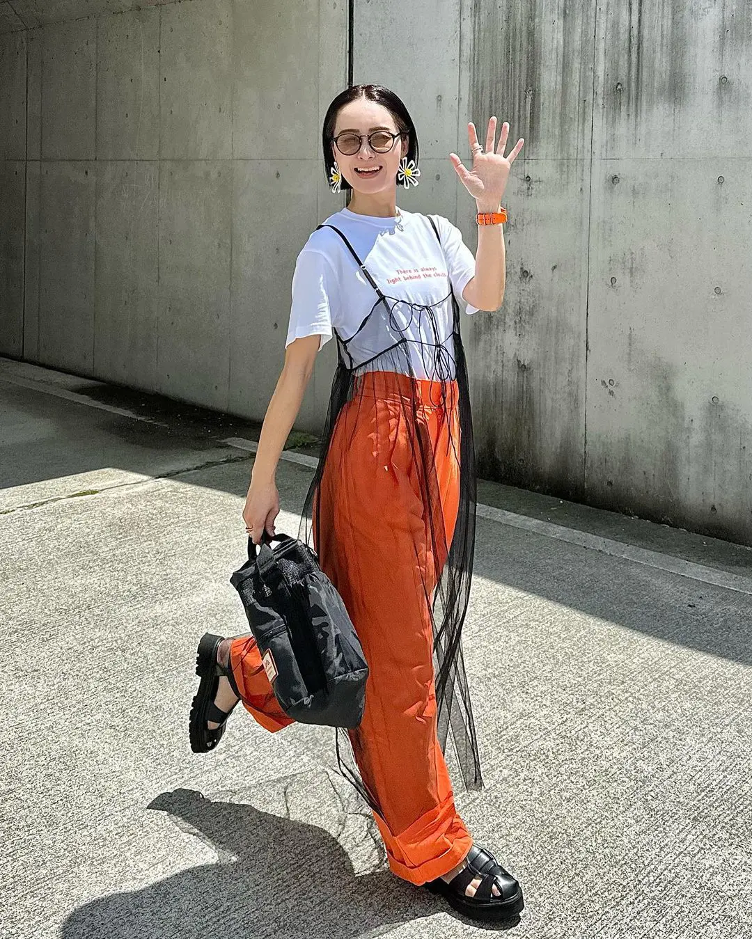 为衣服套上一件网纱罩衫,日本女生都喜爱这样叠穿 为衣服套上一件网纱罩衫,日本女生都喜爱这样叠穿
