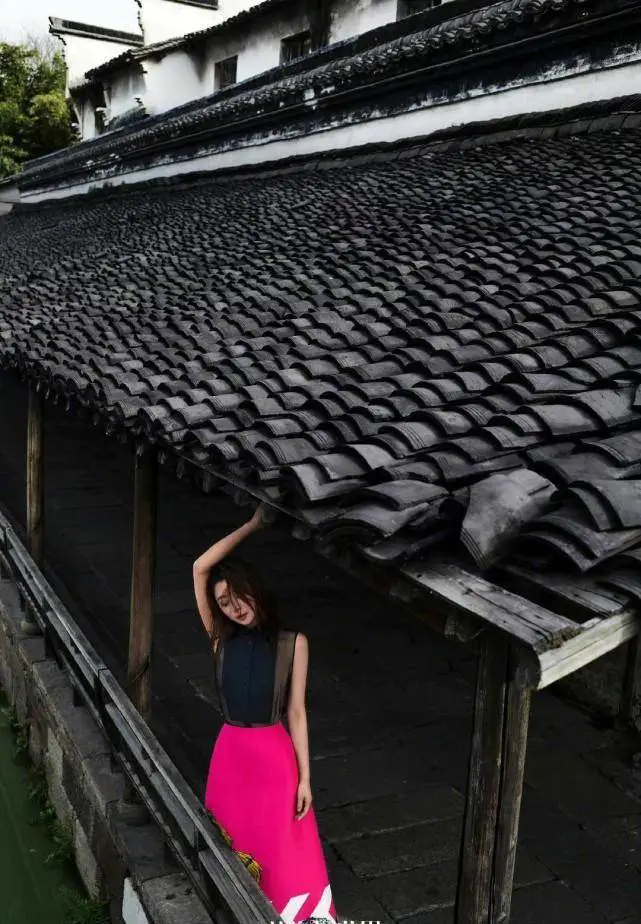 42岁殷桃拍最新大片穿西装演绎职场少女,怼脸笑容太甜美了 42岁殷桃拍最新大片穿西装演绎职场少女,怼脸笑容太甜美了