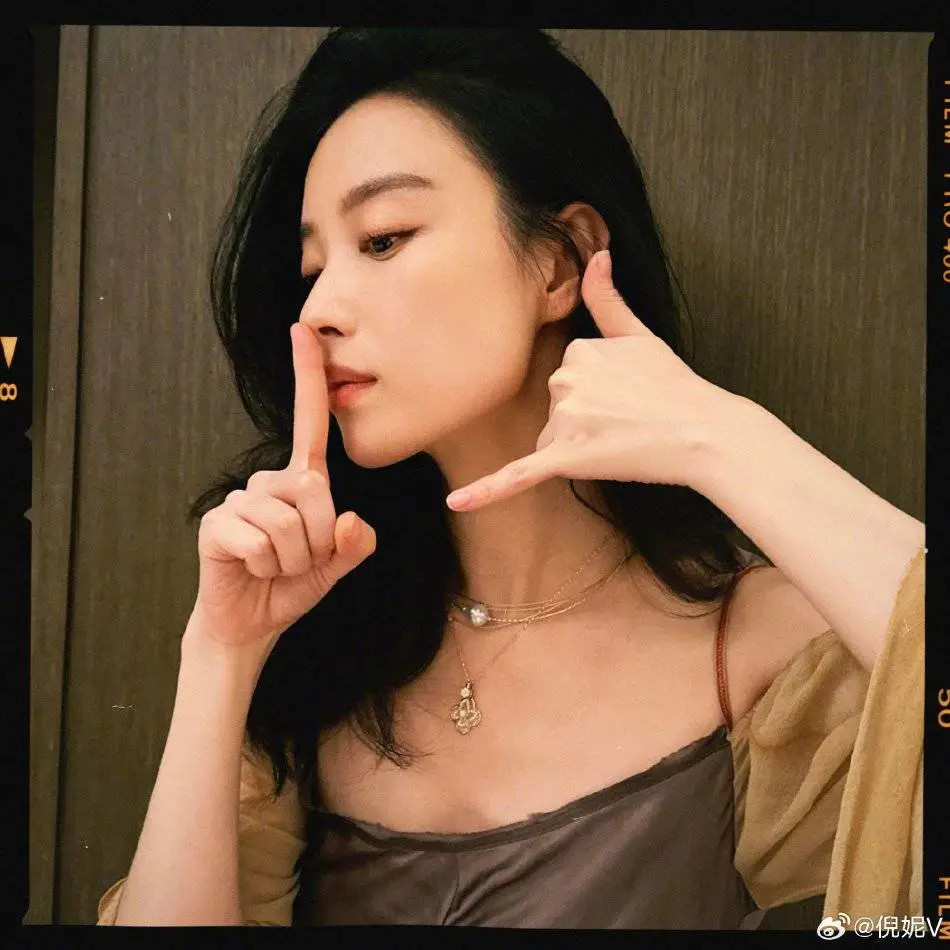 倪妮晒多张卖萌写真图片,肤白貌美性感可爱女人味十足! 倪妮晒多张卖萌写真图片,肤白貌美性感可爱女人味十足!