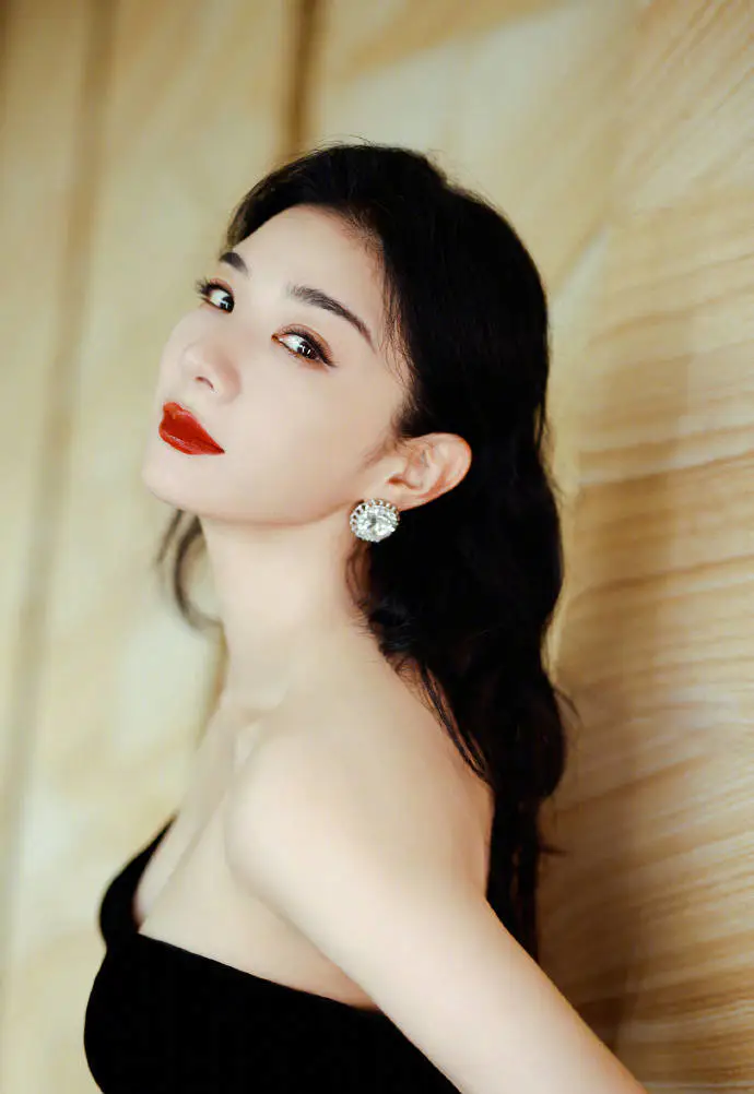 黄奕穿黑色抹胸裙露出事业线!俏脸优雅靓丽女人味十足 黄奕穿黑色抹胸裙露出事业线!俏脸优雅靓丽女人味十足