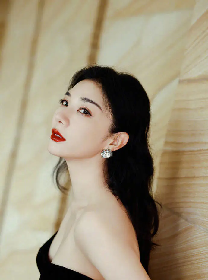 黄奕穿黑色抹胸裙露出事业线!俏脸优雅靓丽女人味十足 黄奕穿黑色抹胸裙露出事业线!俏脸优雅靓丽女人味十足