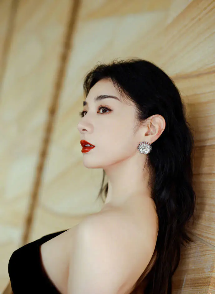 黄奕穿黑色抹胸裙露出事业线!俏脸优雅靓丽女人味十足 黄奕穿黑色抹胸裙露出事业线!俏脸优雅靓丽女人味十足