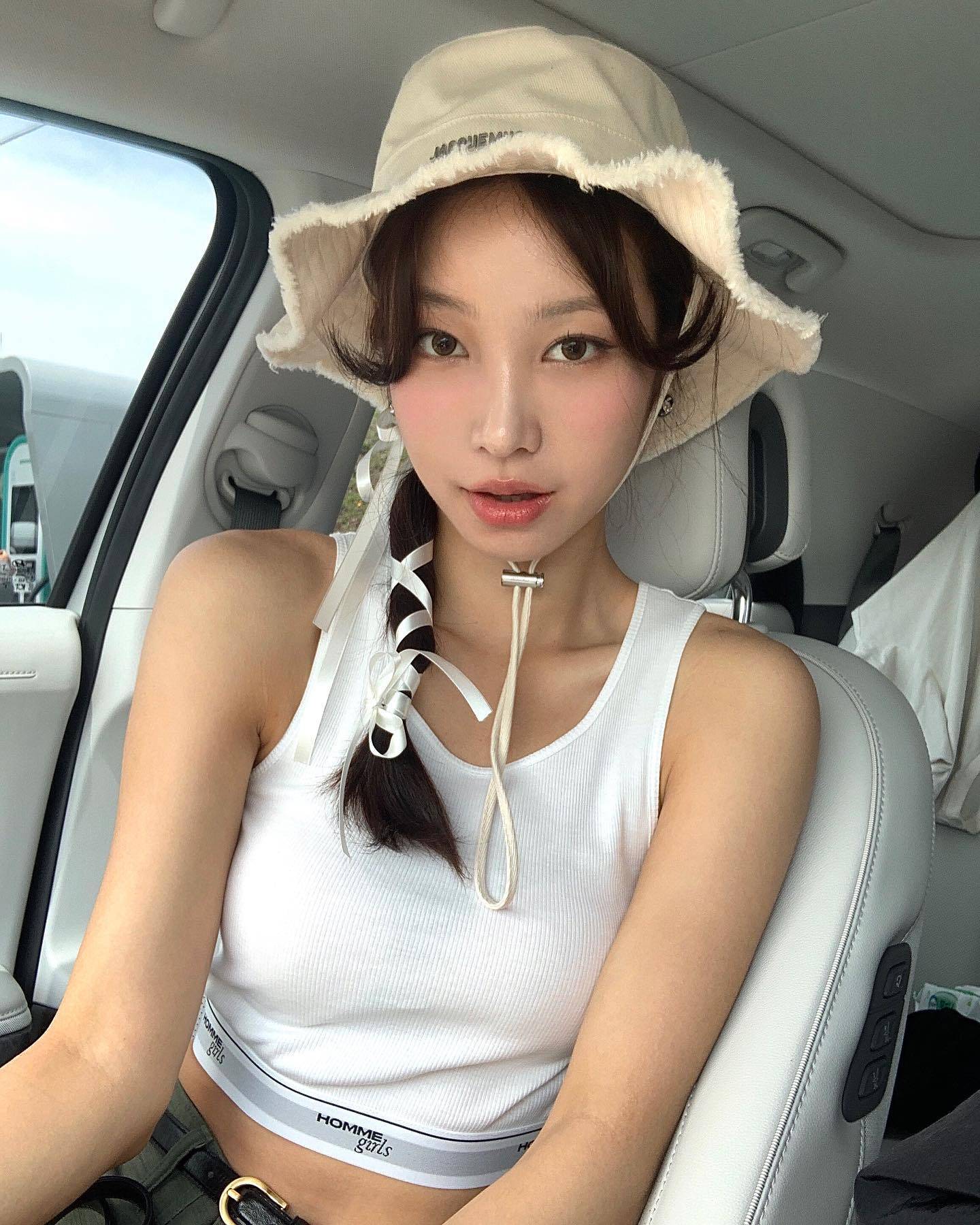 从老钱千金变身元气少女,韩国女生Jinju的清新风格穿搭正适合今夏 从老钱千金变身元气少女,韩国女生Jinju的清新风格穿搭正适合今夏