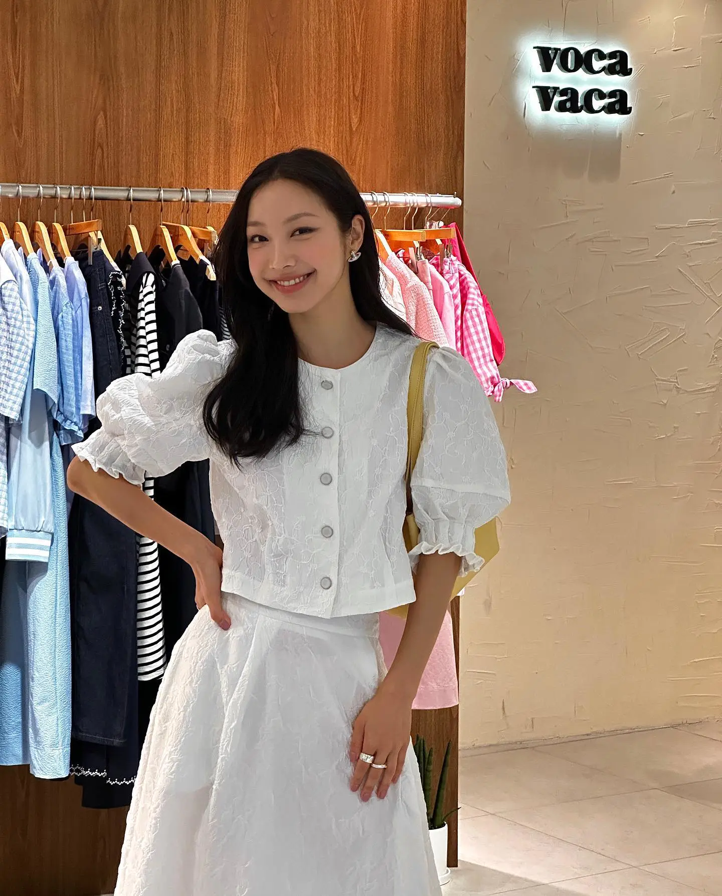 从老钱千金变身元气少女,韩国女生Jinju的清新风格穿搭正适合今夏 从老钱千金变身元气少女,韩国女生Jinju的清新风格穿搭正适合今夏