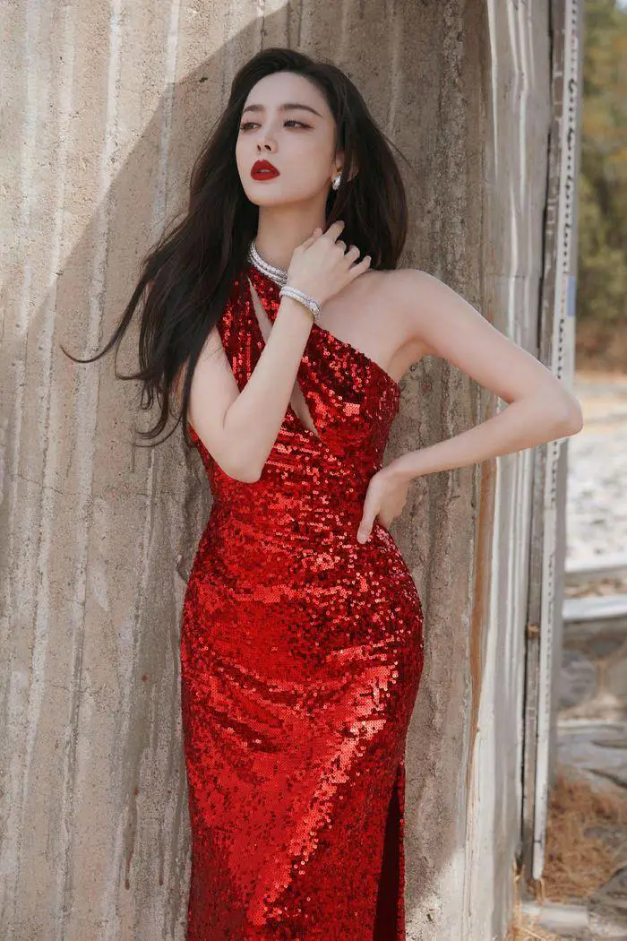 古力娜扎穿红裙太美艳!画面风情万种展现曼妙身姿 古力娜扎穿红裙太美艳!画面风情万种展现曼妙身姿