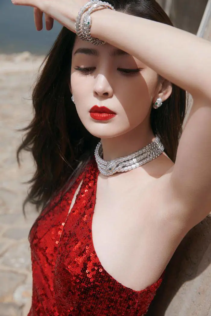 古力娜扎穿红裙太美艳!画面风情万种展现曼妙身姿 古力娜扎穿红裙太美艳!画面风情万种展现曼妙身姿