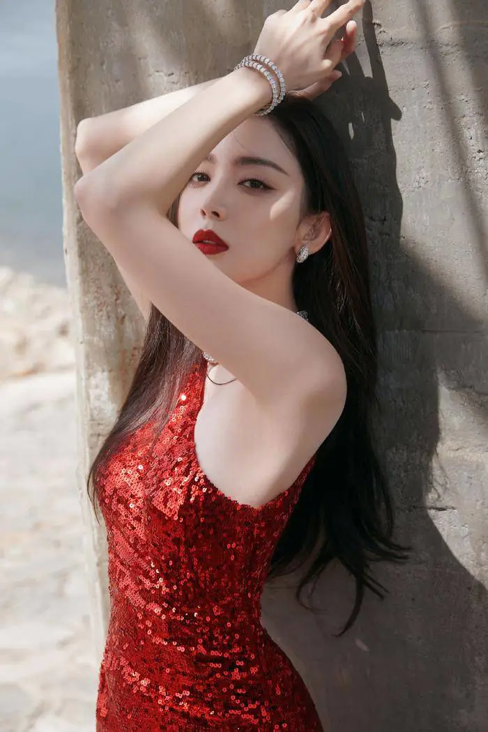 古力娜扎穿红裙太美艳!画面风情万种展现曼妙身姿 古力娜扎穿红裙太美艳!画面风情万种展现曼妙身姿
