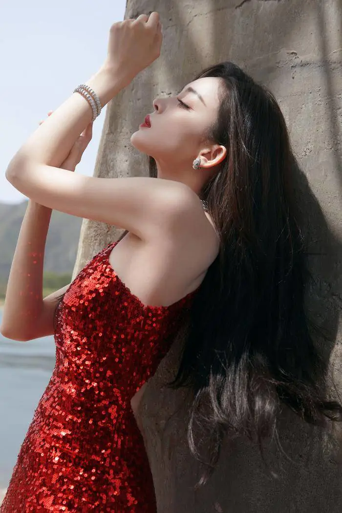 古力娜扎穿红裙太美艳!画面风情万种展现曼妙身姿 古力娜扎穿红裙太美艳!画面风情万种展现曼妙身姿