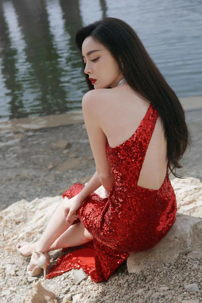 古力娜扎穿红裙太美艳!画面风情万种展现曼妙身姿 古力娜扎穿红裙太美艳!画面风情万种展现曼妙身姿