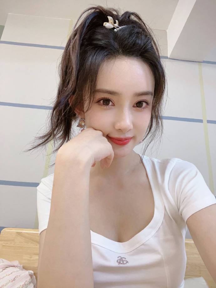 孟子义靓丽写真大秀香肩事业线!精致五官性感撩人 孟子义靓丽写真大秀香肩事业线!精致五官性感撩人
