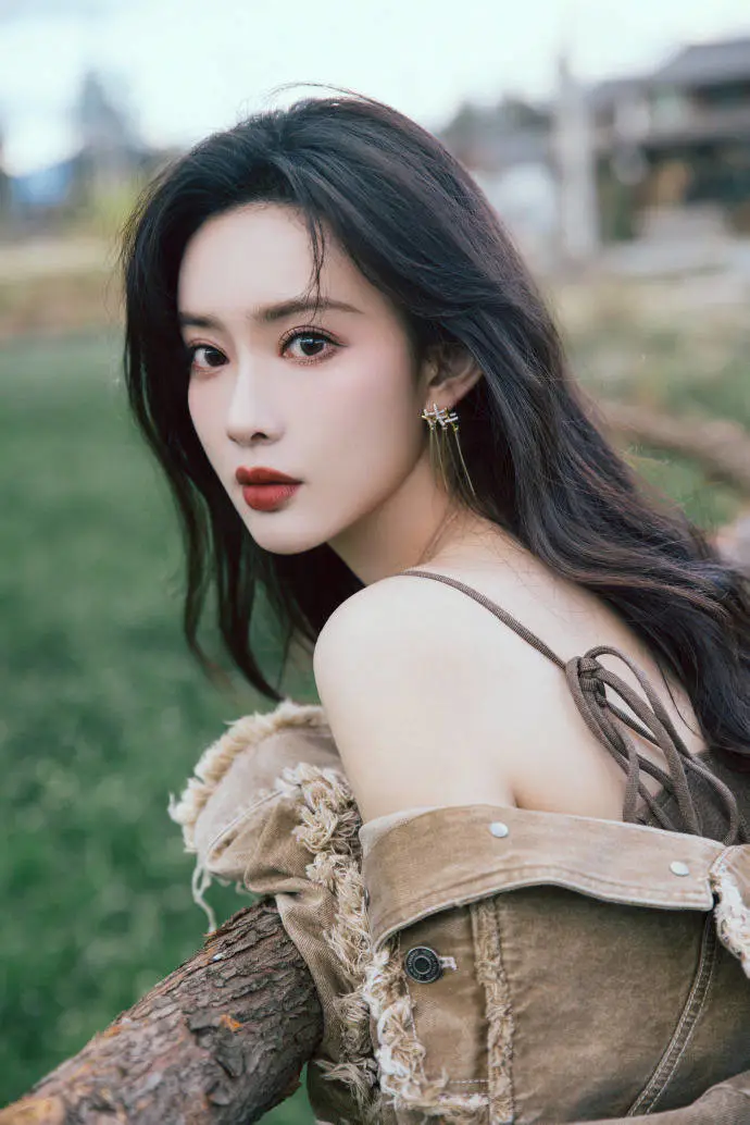 孟子义靓丽写真大秀香肩事业线!精致五官性感撩人 孟子义靓丽写真大秀香肩事业线!精致五官性感撩人