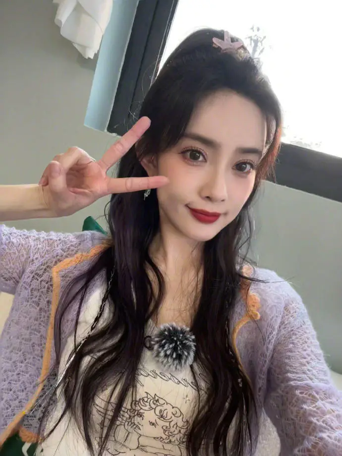 孟子义靓丽写真大秀香肩事业线!精致五官性感撩人 孟子义靓丽写真大秀香肩事业线!精致五官性感撩人