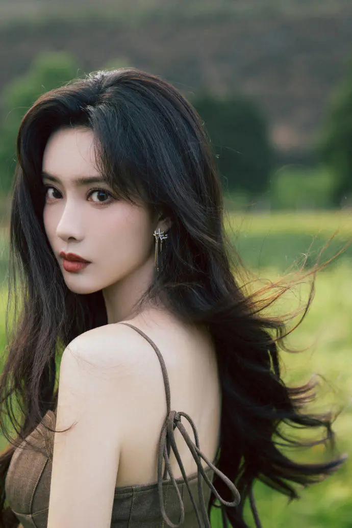 孟子义靓丽写真大秀香肩事业线!精致五官性感撩人 孟子义靓丽写真大秀香肩事业线!精致五官性感撩人