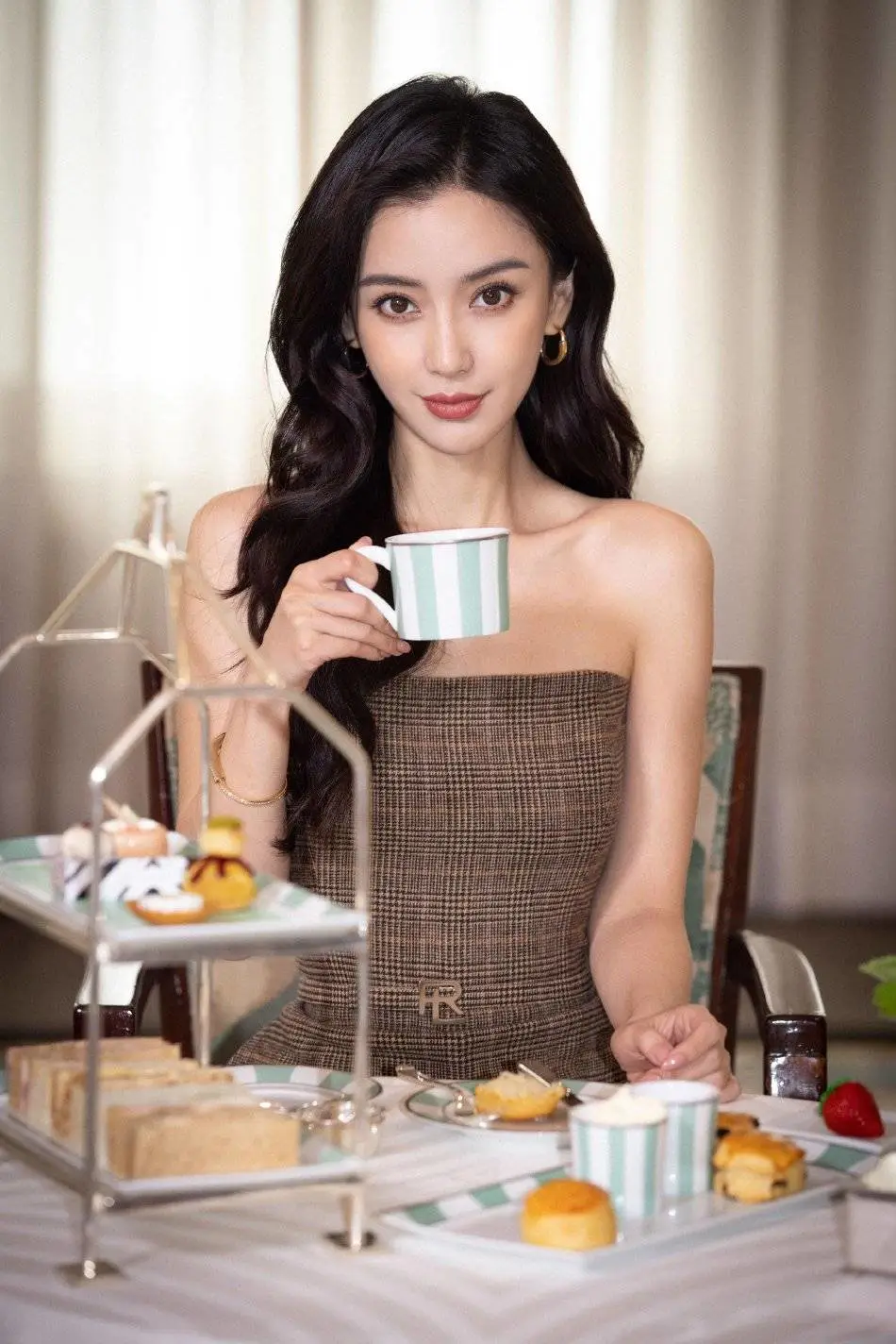 杨颖穿英伦风抹胸连衣裤靓丽飒气!曼妙身材性感撩人 杨颖穿英伦风抹胸连衣裤靓丽飒气!曼妙身材性感撩人