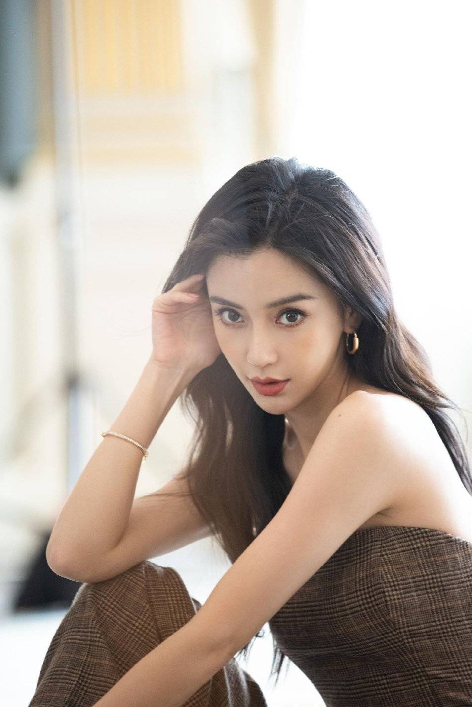 杨颖穿英伦风抹胸连衣裤靓丽飒气!曼妙身材性感撩人 杨颖穿英伦风抹胸连衣裤靓丽飒气!曼妙身材性感撩人