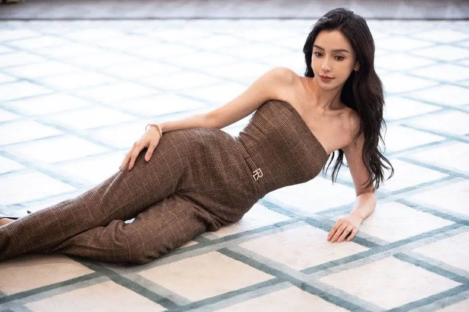 杨颖穿英伦风抹胸连衣裤靓丽飒气!曼妙身材性感撩人 杨颖穿英伦风抹胸连衣裤靓丽飒气!曼妙身材性感撩人