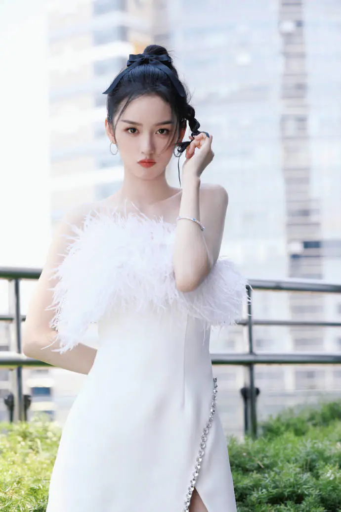 周也穿羽毛抹胸裙大秀雪嫩香肩!肌白貌美美得令人窒息! 周也穿羽毛抹胸裙大秀雪嫩香肩!肌白貌美美得令人窒息!