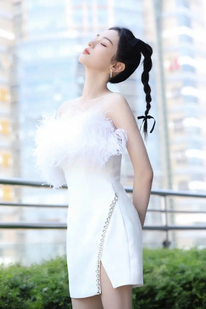 周也穿羽毛抹胸裙大秀雪嫩香肩!肌白貌美美得令人窒息! 周也穿羽毛抹胸裙大秀雪嫩香肩!肌白貌美美得令人窒息!