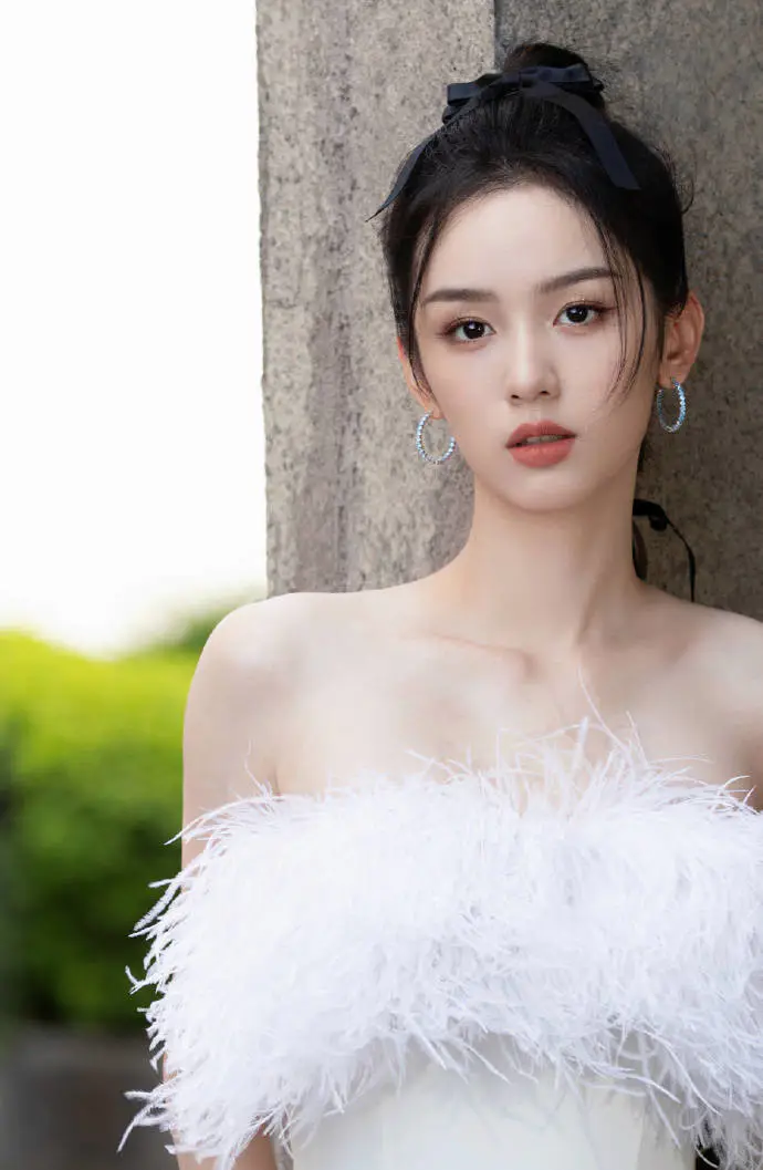 周也穿羽毛抹胸裙大秀雪嫩香肩!肌白貌美美得令人窒息! 周也穿羽毛抹胸裙大秀雪嫩香肩!肌白貌美美得令人窒息!